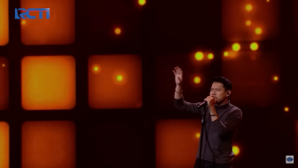 Rony Parulian Menggoyang  Panggung Indonesian Idol Saat Top 15