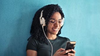 Berikut Adalah 3 Manfaat yang Kita Peroleh Tanpa Disadari Saat Mendengarkan Musik
