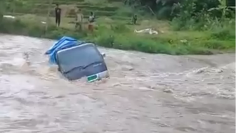 Akses Infrastruktur Terbatas, Mobil Pickup Terjebak di Arus Sungai Cigadung, Kabupaten Cianjur