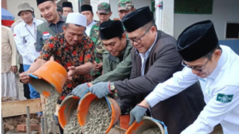 Peduli Gempa Cianjur, PCNU Cianjur dan LAZISNU PBNU Lakukan Peletakan Batu Pertama Pembangunan Masjid Miftahul Huda Rancagoong