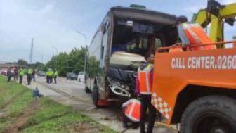 Diduga Sopir Mengantuk, Bus Kencana Jaya Tabrak Truk Pengangkut Beras di Tol Cipali