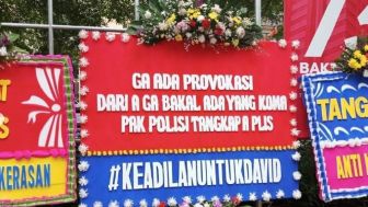 Publik Suarakan Keadilan untuk David, Polres Jaksel Dipenuhi Karangan Bunga