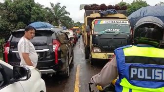 Warga Jambi Terjebak Macet Selama 22 Jam Akibat Kendaraan Truk Batu Bara