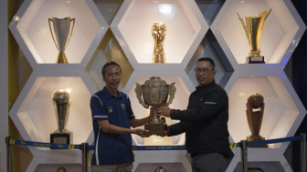 Keluarga Almarhum Risnandar Menghormati Sejarah PERSIB dengan Menyerahkan Trofi dari Masa Lalu