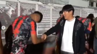 Tanda Hormat! Shin Tae Yong Dicium Tangan oleh Anak Asuh Indra Sjafri Bak Guru Ngaji