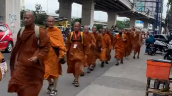 Luar Biasa! 32 Biksu Asal Thailand Berjalan Kaki Menuju Candi Borobudur untuk Rayakan Waisak