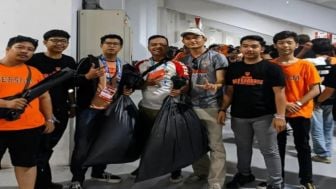 Jakmania Lakukan Gerakkan Aksi Bersih-Bersih Stadion, Netizen: Semakin Menjadi Kiblat Suporter Indonesia