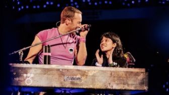 Penggemar Coldplay dari Indonesia Duet dengan Chris Martin di Atas Panggung
