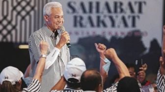 Masyarakat Berbagi Pandangan Tentang Penggunaan Desain Jokowi dalam Baju Kampanye Ganjar