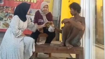 Aksi Mengejutkan Dua Gadis Berhijab Santai Nongkrong dengan ODGJ, Dapat Pujian dari Warganet