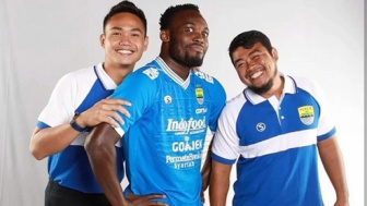 Eks Chelsea Michael Essien Posting Kembali Berseragam Persib Bandung, Sinyal Balikan?