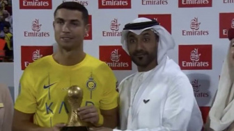 Sang Mega Bintang Cristiano Ronaldo Dapat Trophy 'Piala Dunia', Netizen Heboh!