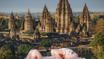 Kaws Ungkap Patung Raksasa Berwarna Merah Jambu di Candi Prambanan