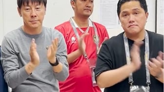 Pasca Menang Telak, Erick Thohir Sambangi Locker Room, Netizen Salfok dengan Wajah Shin Tae Yong