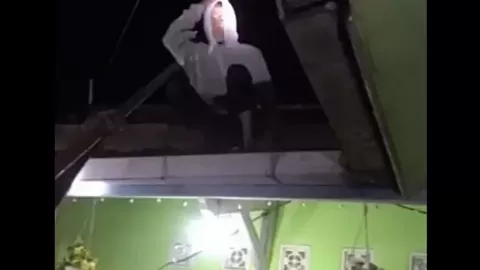 Bak Seorang Ninja, Pria Gondol Kotak Amal Masjid di Cianjur Kabur Lewat Atap Rumah Warga, Akhirnya Bikin Sedih
