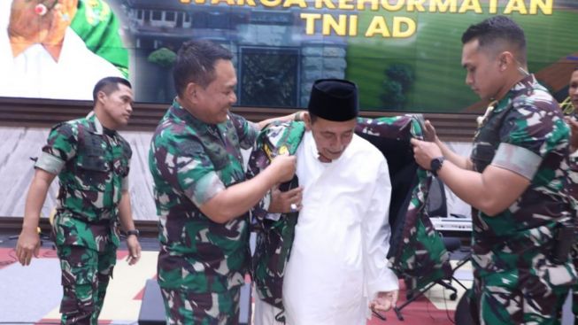 KSAD Angkat Habib Luthfi Jadi Warga Kehormatan TNI Angkatan Darat