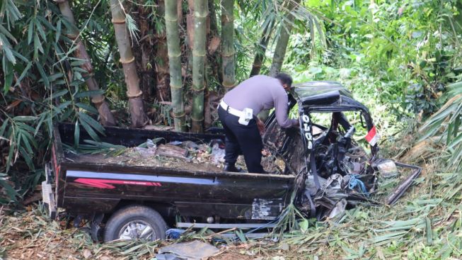Astaga! Mobil Bak Terbuka dari Majalengka Terjun ke Jurang 30 Meter, 8 Orang Meninggal