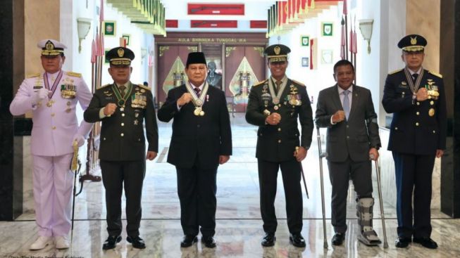 Menhan Prabowo Terima 4 Bintang Kehormatan dari Panglima TNI dan Kepala Staf Angkatan