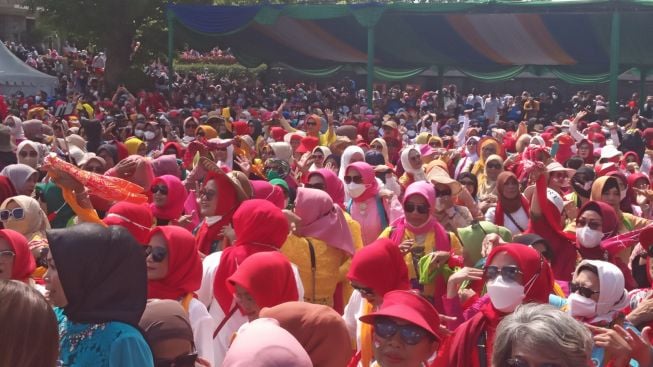 Meriah! Forum Perempuan Bandung Bersatu Ramaikan HUT ke 77 Jabar dengan Ketuk Tilu