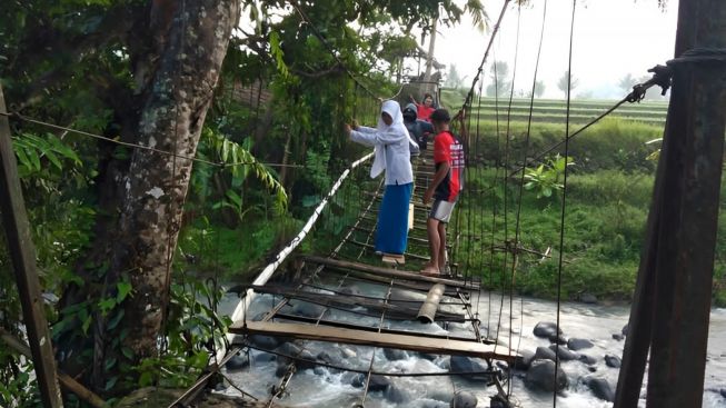 Para Pelajar di Cianjur Bertaruh Nyawa saat Pergi Sekolah Lewati Jembatan Rusak Satu-satunya Akses Jalan