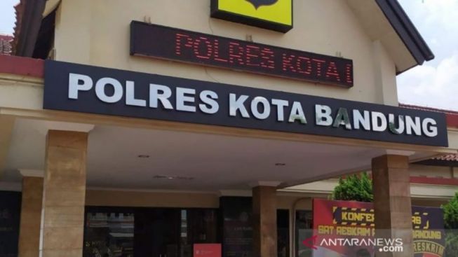 Viral Polwan Cantik Polresta Bandung, Briptu Widya Terkejut Tilang Pelanggar Malah Diajak Makan Ayam Hidup!