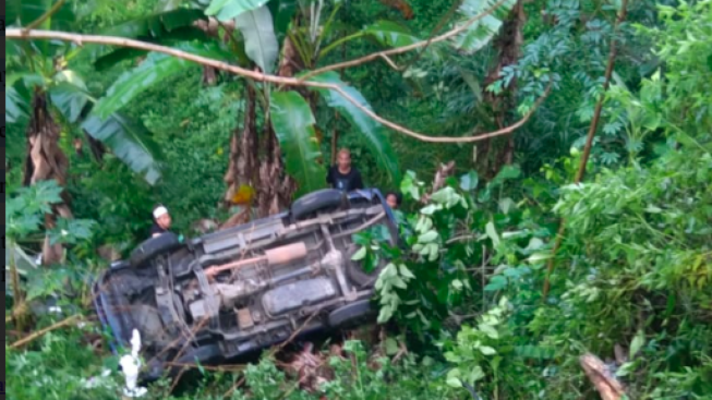 Astaga Sebuah Minibus Terjun Bebas ke Dalam Jurang Puluhan Meter di Cianjur