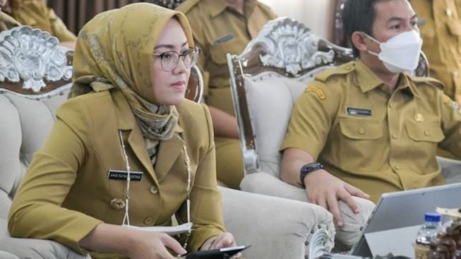 Jelang Putusan Cerai dengan Kang Dedi, Ambu Anne Milih Berangkat Umroh