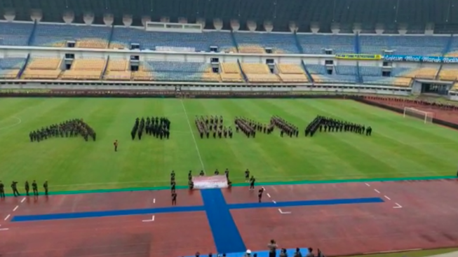 Kejadian Tak Terduga Dialami Persib dan Persija Usai Tragedi Kanjuruhan, Polisi Tundukan Kepala di Stadion GBLA