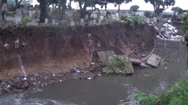 Astaga! 25 Makam di Kota Bandung Tergerus Air Ada Jenazah yang Terlihat Langsung, Segera Dievakuasi