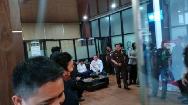 Nikita Mirzani Disunggung Netizen saat Ngamuk-ngamuk Ditahan Kejaksaan Serang, Teriak Ferdy Sambo