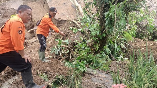 Cidaun Alami Longsor Tebing, Sebabkan Seorang Bocah Tewas Tertimbun Tanah