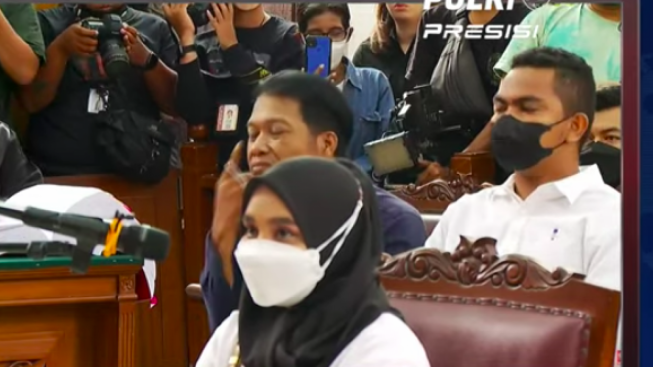 Jaksa Curiga Susi Pakai Earphone Dibalik Hijab Ada yang Ngajarin saat Sidang?