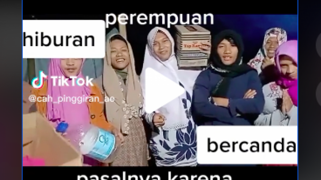 Cerita Gempa Cianjur : Terlalu Banyak Sumbangan Baju Wanita, Para Pria Ini Pakai Baju Perempuan di Posko Pengungsian