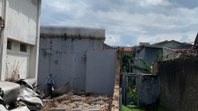 Gempa Bumi Sebabkan Blok Tahanan di Lapas Cianjur Banyak Rusak, Warga Binaan Sementara Tidur Lapangan dengan Penjagaan Dibantu Raider