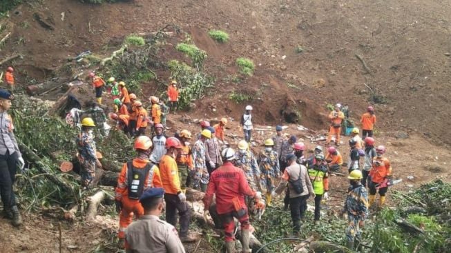 Jenazah Ayah dan Anak Ditemukan Berpelukan, Lokasi Longsor Pasca Gempa Cianjur Keluarkan Bau Tak Sedap