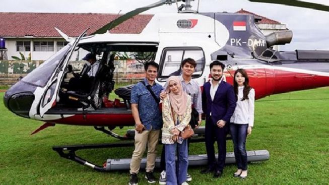 Lesti Kejora dan Rizky Billar Naik Helikopter ke Lokasi Gempa Cianjur, Disambut Bupati hingga Warga
