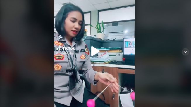 Awas 'Itunya' Goyang! Polwan Cantik Natalie Gegerkan Tiktok, Main Lato Lato Hingga Tirukan Ini