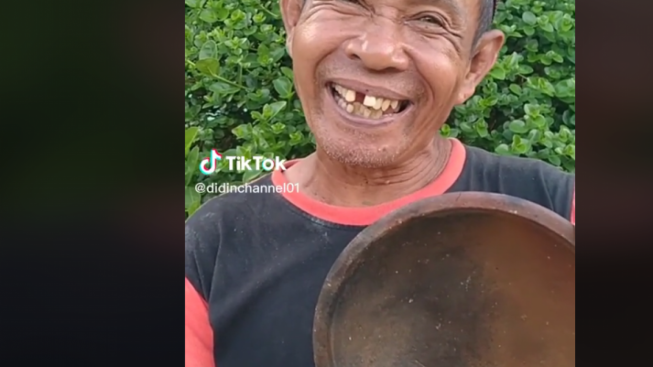 Keren! Bapak Didin Membuat Banyak Barang Dari Berbagai Bahan