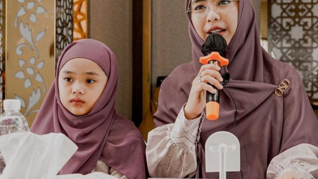 Lucu, Tingkah Maryam Anak Oki Setiana Dewi Saat Menerima Penghargaan Dai Inovatif