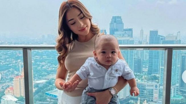 Disiplin Nikita Willy Ajarkan Baby Issa Rasa Lapar dan Tepat Waktu Sejak Usia Dini