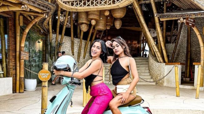 Penampilan Jessica Iskandar Menuai Kontroversi dengan Baju Pantai Mirip Celemek