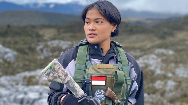 Jangan Tembak Saya, Bu! Kenalan dengan Nesty Syalomita Baransano, Polwan Cantik Gagah Asal Jayawijaya Papua