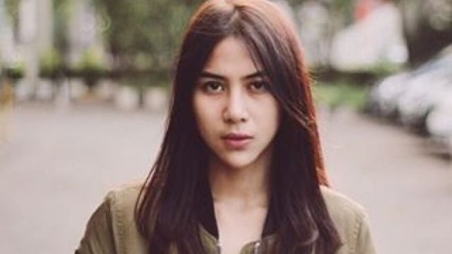 Romantis! Cincin Berlian di Jari Adinda Thomas Sebagai Tanda Lamaran