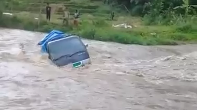 Akses Infrastruktur Terbatas, Mobil Pickup Terjebak di Arus Sungai Cigadung, Kabupaten Cianjur