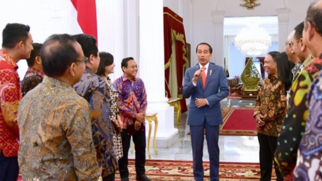 Pengurus Baru PSSI Berkunjung ke Istana, Jokowi Sebut Siap Mendukung Transformasi Sepak Bola Indonesia, Netizen: Rangkap Jabatannya Gimana Pak?