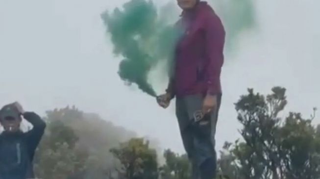 Jangan Ditiru! Viral Gunung Gede Pangrango 'Dikotori' Oknum Pendaki dengan Smoke Bomb