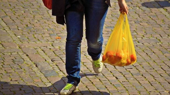 Siapa yang Hobi Menyimpan Kantong Plastik? Jangan Salah, ini Bisa Jadi Mahal Karena Digunakan untuk Bahan Baku Aspal Plastik