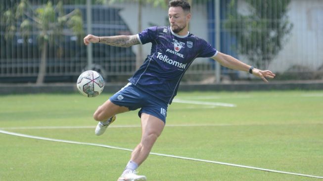 Jelang Persib vs Persik, Marc Klok Berpotensi Absen Setelah Dihantui Cedera Engkel