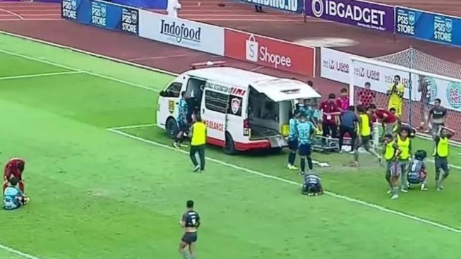 Pemain Madura United Ricki Ariansyah Kolaps di Atas Lapangan Setelah Alami Benturan di Wajah