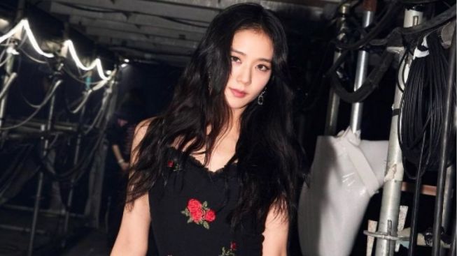 Jisoo 'Blackpink' Pamer Kostum Baru Saat Konser, Sihir Para Fans di Stadion GBK